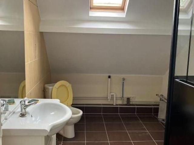 A LOUER Appartement F2 situé au 2ème étage sans ascenseur comprenant: séjour avec cuisine.