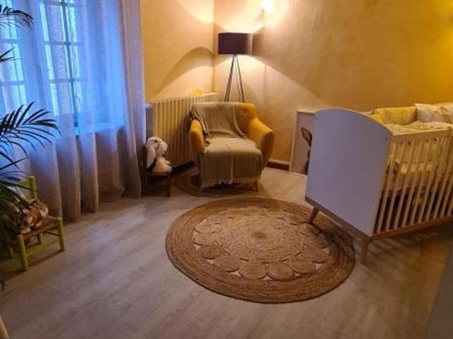 A louer, appartement F3 de 112 m2 situé au premier étage