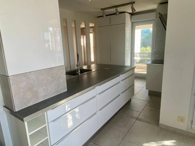 À LOUER – Appartement T4 meublé en duplex avec véranda, terrasse