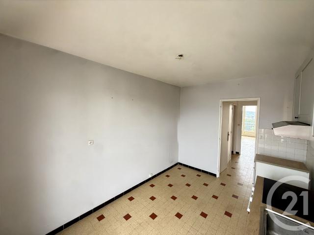 À LOUER Appartement T4 au 7 étage avec ascenseur Secteur Montplaisir.