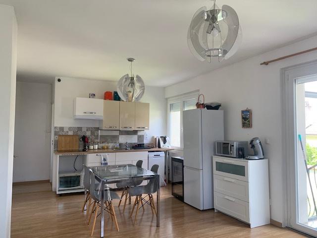 A louer, appartement T2 meublé de 50 m2 avec une loggia. 770 € charges comprises