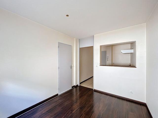 À LOUER APPARTEMENT T2 AU 1er ÉTAGE EN CENTRE VILLE DE COM