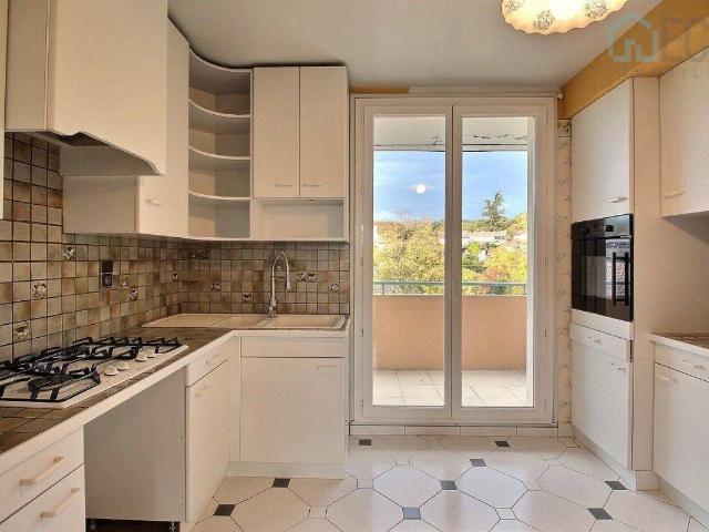 A LOUER APPARTEMENT T3 + BALCONS + CAVE, RUY 38300