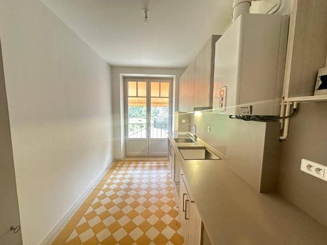A LOUER Appartement T3 de 101m² avec box de stockage Rue Tro