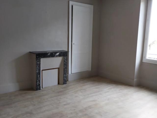 A louer appartement T3 de 72 m2 au 1er étage, centre ville Argenton