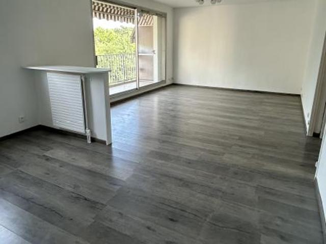 A LOUER Appartement T3 de 83m² avec balcon, cave et parking Allée des Fleurs OULLINS