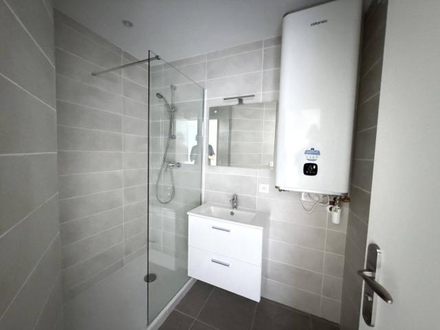 A LOUER APPARTEMENT T3 RÉNOVÉ CENTRE VILLE SAINT MAXIMIN 83470