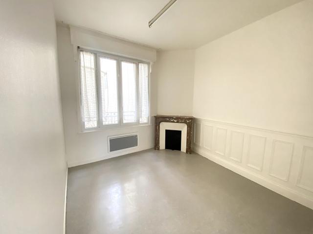 A LOUER APPARTEMENT 1 CHAMBRE PLEIN CENTRE VILLE DE ST QUENTIN 02100