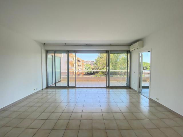 À louer Appartement 2 pièces de 47 m2 avec grande terrasse et parking privatif Mandelieu la Napoule