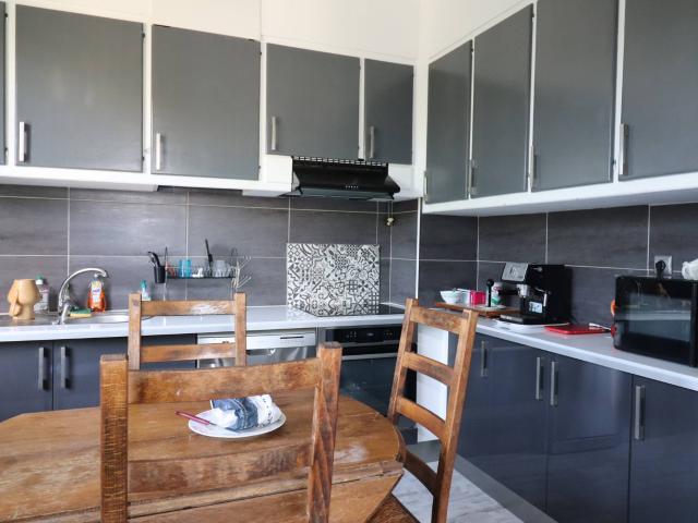 a louer appartement 2 pièces entièrement rénové avec balcon en plein cœur des cinq avenues 13004 marseille