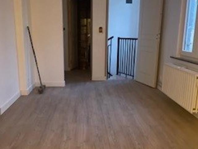 A louer appartement 2p en rdc/ 1er etage entièrement rénové et isolé avec terrasse en rdc