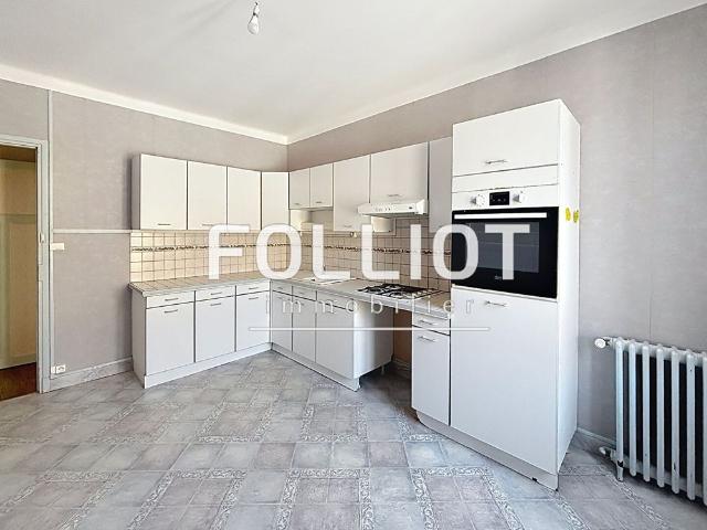 A LOUER Appartement 3 pi�ces centre ville de P�riers 1er �tage 85.65 m2