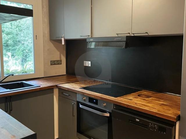 A LOUER APPT MEUBLE ETAGE ELEVE TERRASSE