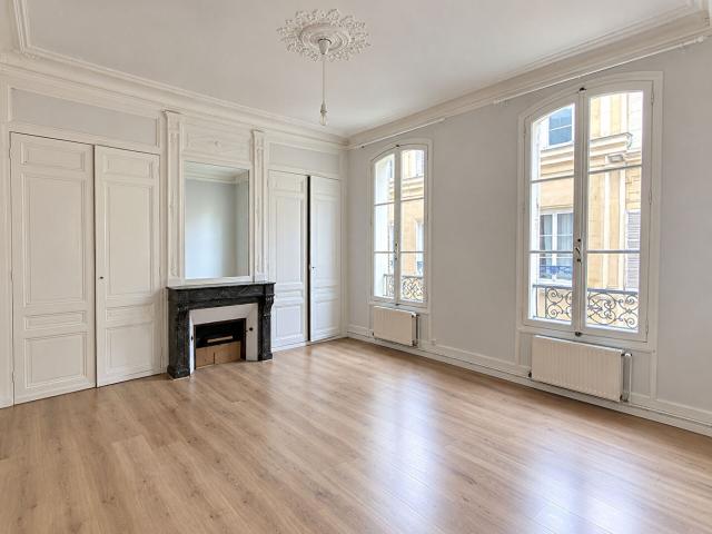 À LOUER BEAU F3 HAUSSMANNIEN AVEC PARKING ET CAVE 993 € CC