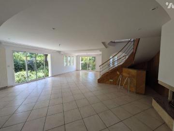 À louer Belle maison familiale de 220 m² à Pont Péan Située dans un environnement calme et.