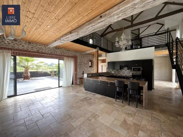À LOUER, Belle propriété de caractère de 402 m²