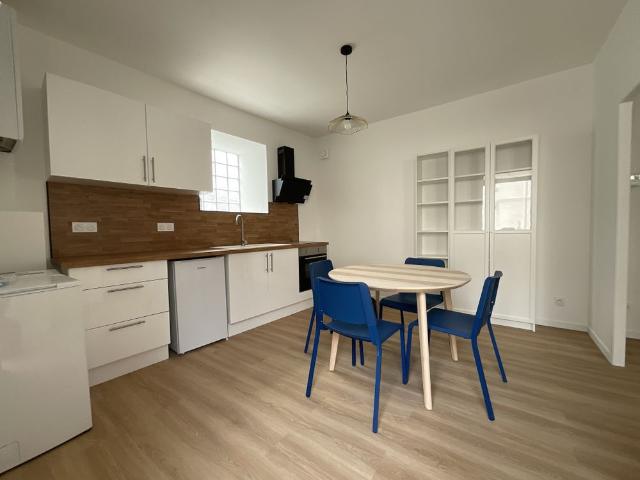 A LOUER Boulevard Auger T1 meublé refait à neuf avec garage