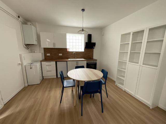 A LOUER Boulevard Auger T1 meublé refait à neuf avec garage et terrasse