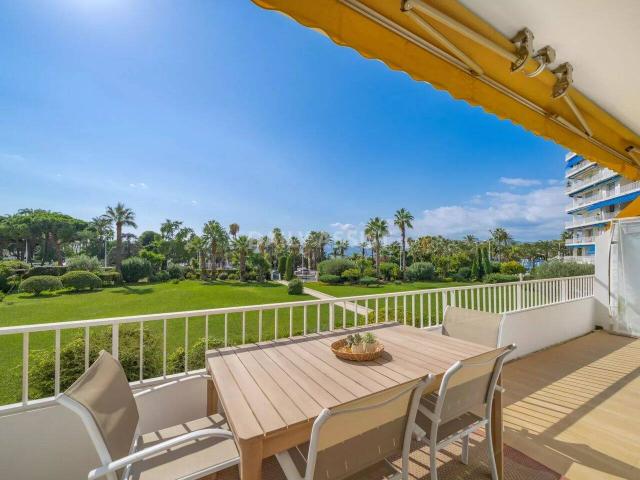À LOUER – CANNES CROISETTE Appartement 3 pièces rénové avec vue