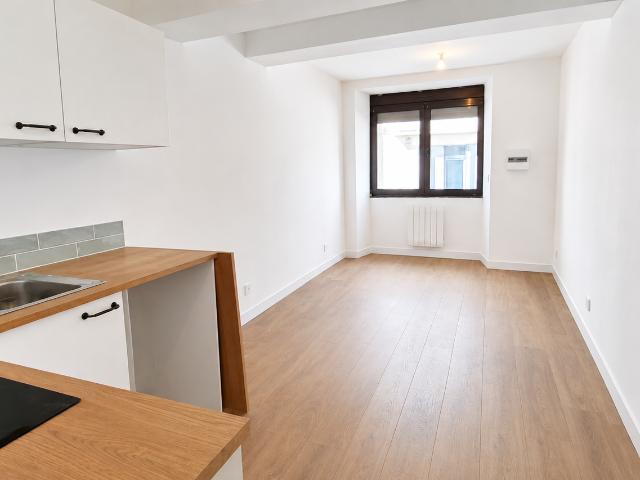 A LOUER CAZERES Studio de 18.54 m² entièrement rénové avec belle cuisine aménagée et équipée G1338 JG