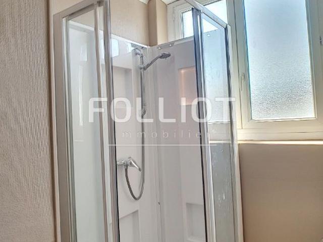 A LOUER centre ville VIRE NORMANDIE bel appartement T4 de 80 m2 avec VASTE S�JOUR