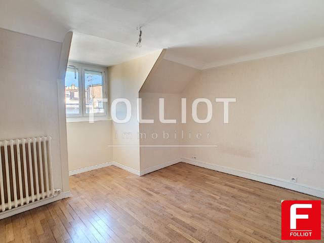 A LOUER centre ville VIRE NORMANDIE bel appartement T4 de 80 m2 avec VASTE SÉJOUR