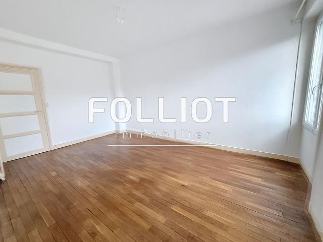 A LOUER CENTRE VILLE BEAU T3 DE 86.10 m2 TRES LUMINEUX SITUÉ AU 2EME ETAGE