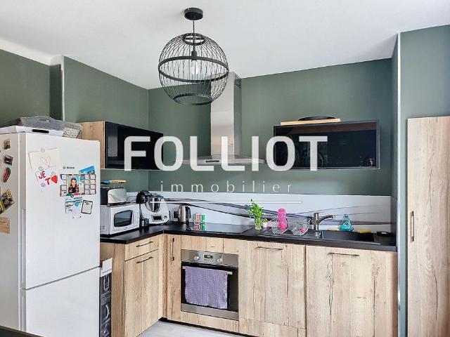 A LOUER CENTRE VILLE DE VIRE BEAU ET GRAND F3 DE 93 M�