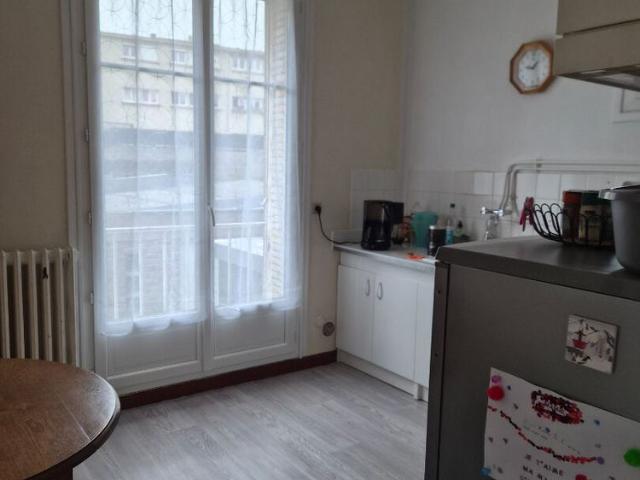 A LOUER centre ville de VIRE GRAND T2 LUMINEUX AVEC BALCON