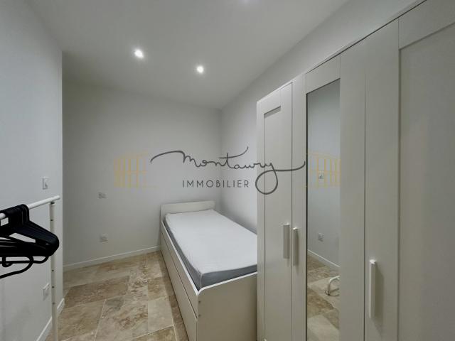 A LOUER CENTRE VILLE DE NIMES SPLENDIDE P3 MEUBLE ENTIEREMENT RENOVE AVEC CLIMATISATION