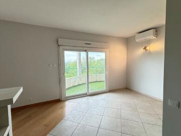 A LOUER Charmant T2 avec balcon, climatisation et parking au cœur de Ternay Ternay 69360 Le bien en vidéo