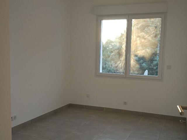 A LOUER CHATEAUNEUF LE ROUGE APPARTEMENT DE 3 PIECES
