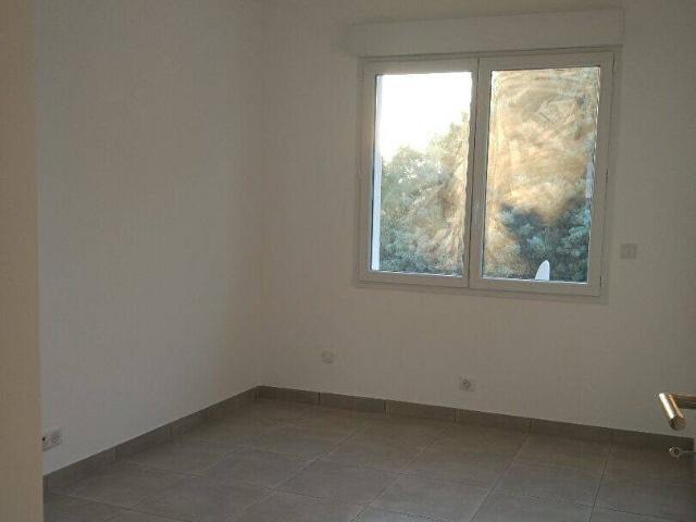 A LOUER CHATEAUNEUF LE ROUGE APPARTEMENT DE 3 PIECES