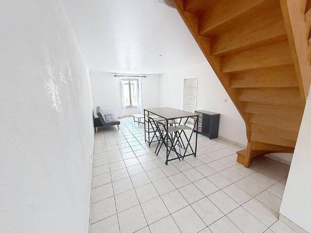 Duplex T4 meublé rénové – 95 m² au sol – Cave et 3 parkings – Le Theil de Bretagne