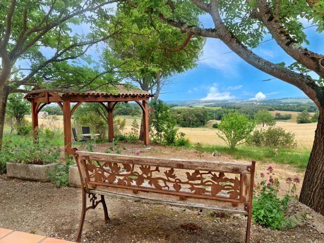 À louer en meublé à l'année, une petite maison de vacances sur un agréable terrain d'environ 800m² à proximité immédiate du Lac de la Ganguise