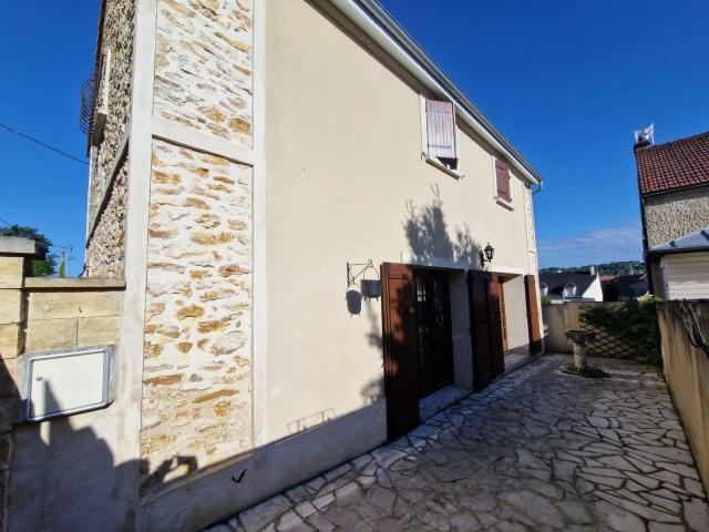 A Louer en bail meublé Maison ancienne en très bon état 3 ch