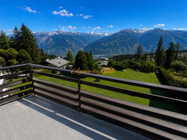 À louer entre le 1er décembre 26 et le 30 avril 27 ce bel appartement rénové de 2.5 pièces à Montana !