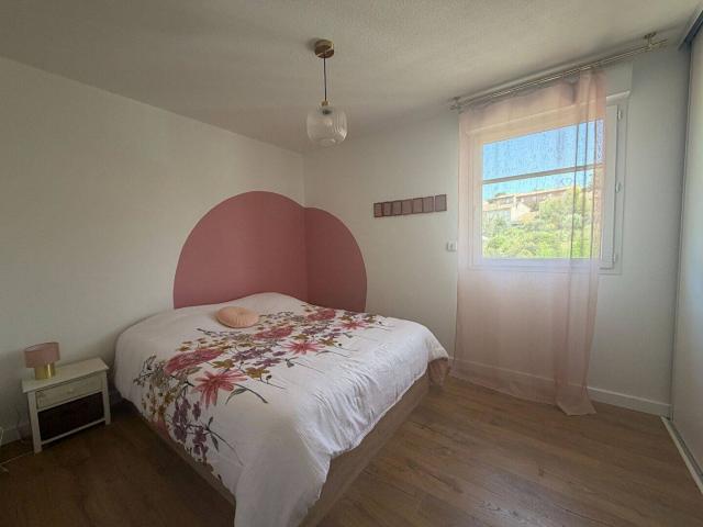 A LOUER FUVEAU T2 MEUBLE AVEC TERASSE ET GARAGE RESIDENCE