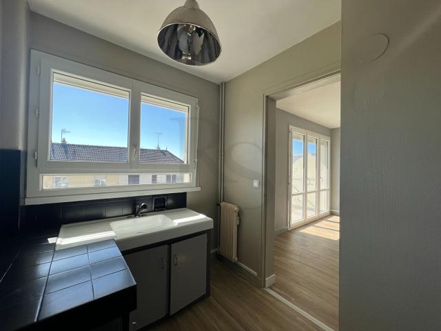 À LOUER FALAISE: Appartement F1 avec balcon, garage et cave