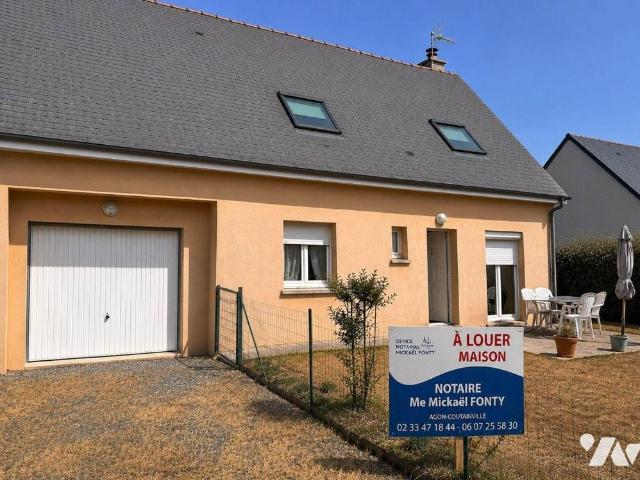 À LOUER GOUVILLE SUR MER Maison non meublée avec séjour salon et insert bois, cuisine fermée.