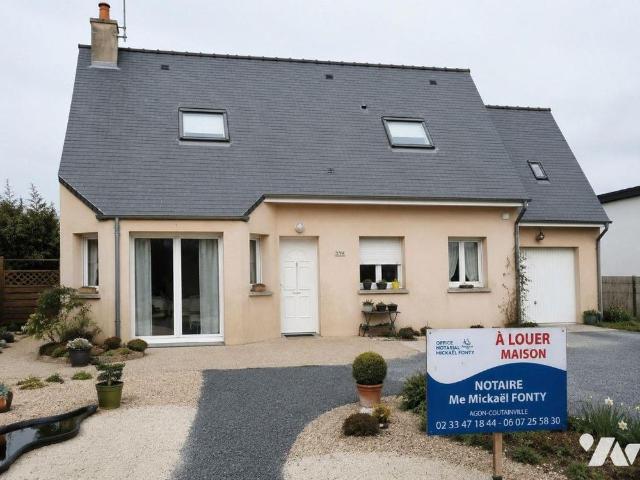 À LOUER GOUVILLE SUR MER Maison non meublée avec séjour salon et insert bois, cuisine fermée.