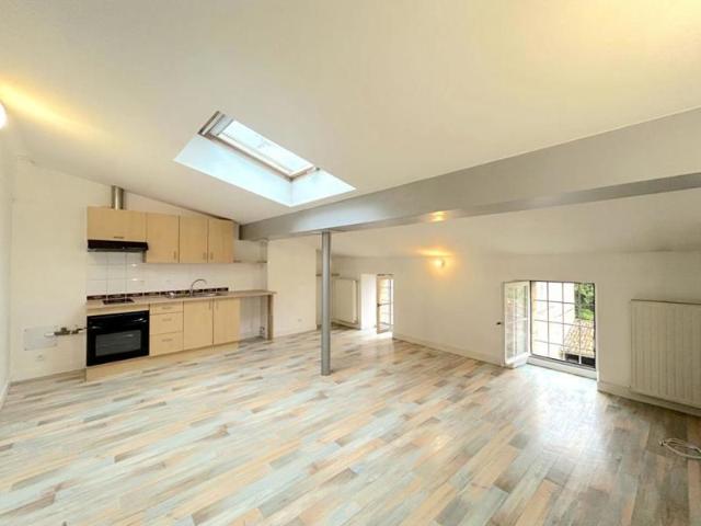 A LOUER GRAND APPARTEMENT DE TYPE 3 CLIMATISE BLAYE CENTRE