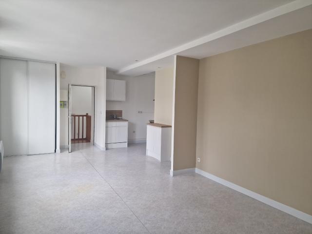 A louer grand Appartement entièrement rénové et meublé