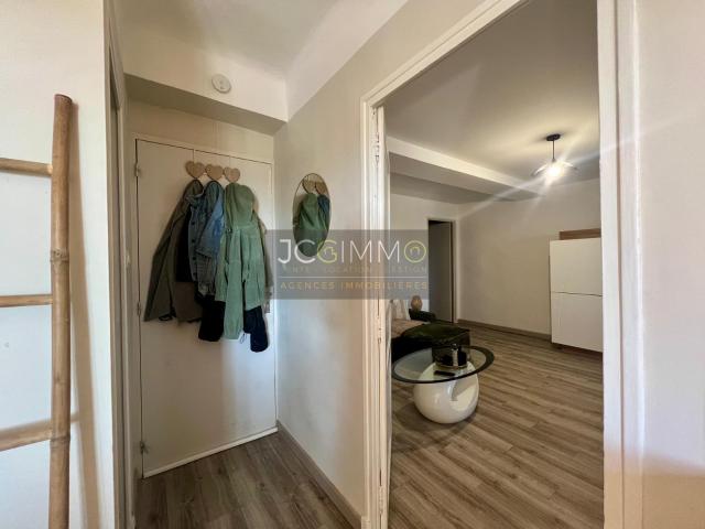 À louer Grand appartement T2 de 47,20 m2 entièrement rénové à Solliès Ville Logis Neuf