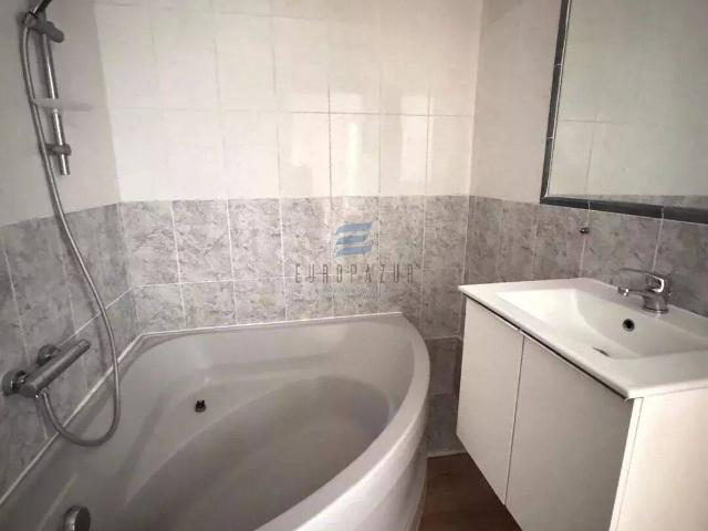 À louer – Grand studio de 33 m² avec stationnement à deux pas de