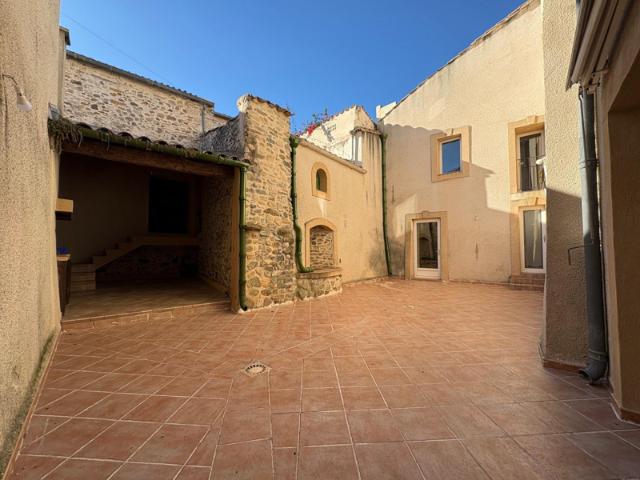 À Louer Grande Maison de Village T6 avec Cour