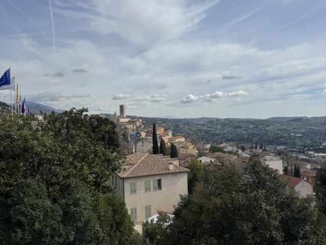 A LOUER GRASSE: grand appartement de 74 m2 avec terrasse
