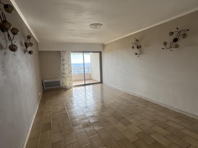 A LOUER GRASSE: grand appartement de 74 m2 avec terrasse, 2 chambres et parking privatif en sous sol