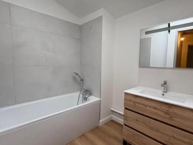 A LOUER Hyper Centre Ville de LA REOLE Appartement rénové de 75 m² avec parking sécurisé