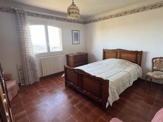 À louer – Haut de villa meublé 4 pièces de 104 m² avec jardin, cave, 2 parkings et vue mer panoramique – Magag